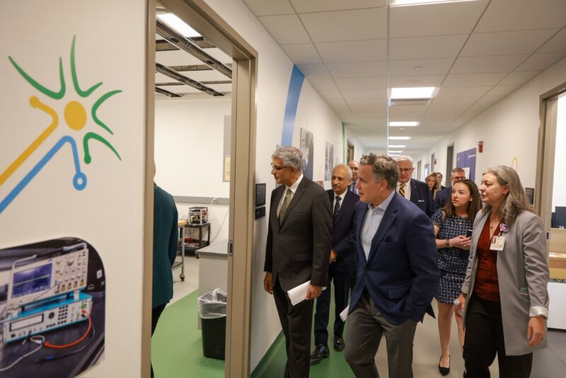 Image for the Tweet beginning: At @UPMC's Rehabilitation Institute, @NIHDirector_Jay