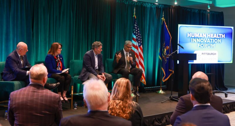 Image for the Tweet beginning: Great to host @NIHDirector_Jay at