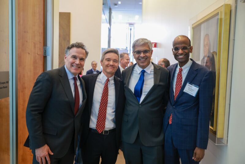 Image for the Tweet beginning: Great spending time with @NIHDirector_Jay