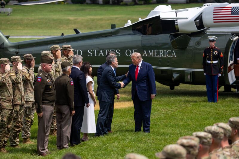 Image for the Tweet beginning: Touchdown in Carlisle, Pennsylvania 🇺🇸

@POTUS